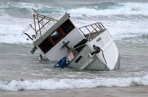 Islander aground at Warana photo by Justin Chetwynd © SW